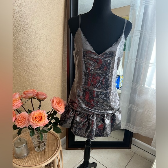 Forever 21 Dresses & Skirts - Forever 21 Metallic V-neck sequin dress – Size M
